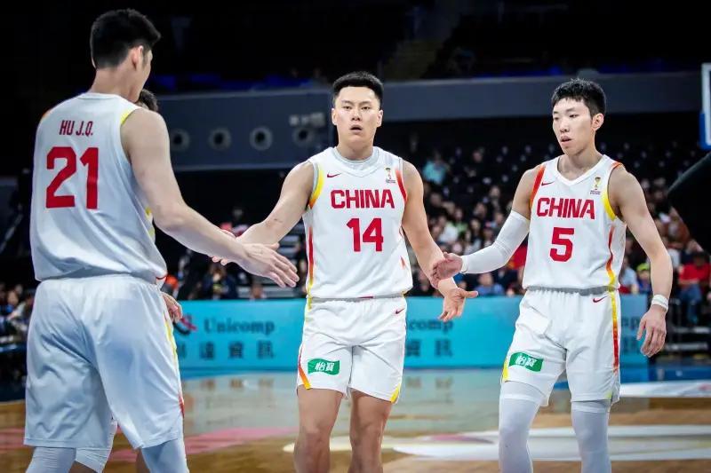 男篮4将打服黑粉！继伟李弘权主导末节，余嘉豪回暖，小高太好用