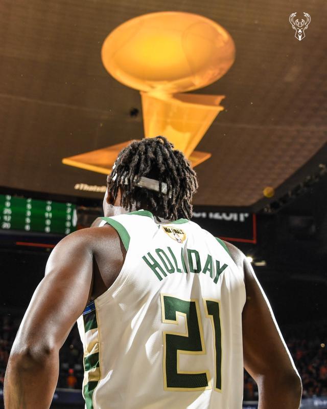 世界杯最新版本下载-决胜时刻钳断布克 霍勒迪将雄鹿旗帜插上天王山