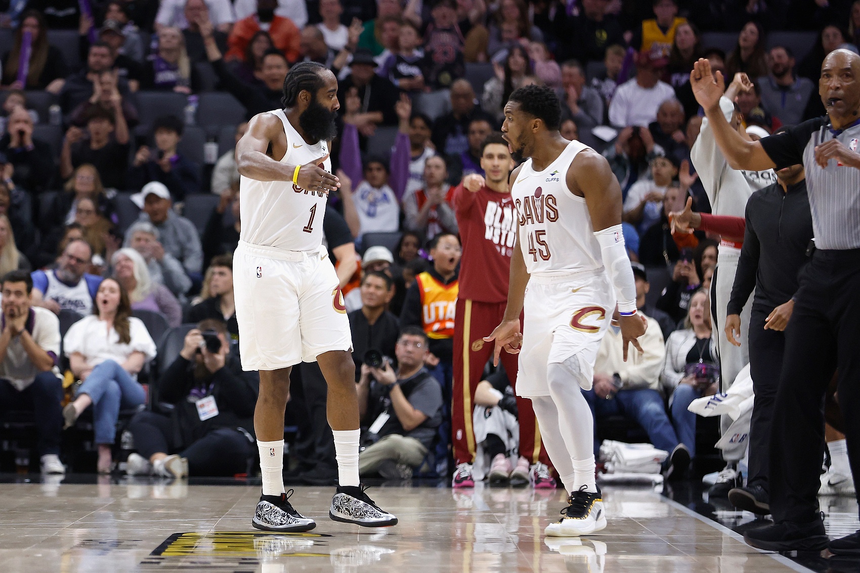 米切尔：哈登提升队友的能力让我解脱 我可以蹲底角&amp;让他掌控比赛